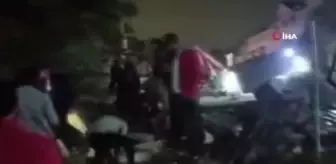 Hindistan'da 4 katlı bina çöktü: 3 ölüEnkaz altında çok sayıda kişinin olmasından endişe ediliyor