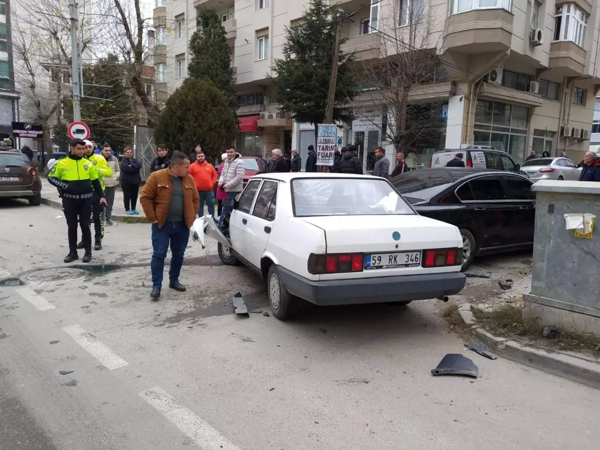 İki otomobilin çarpıştığı kazada faciadan dönüldü