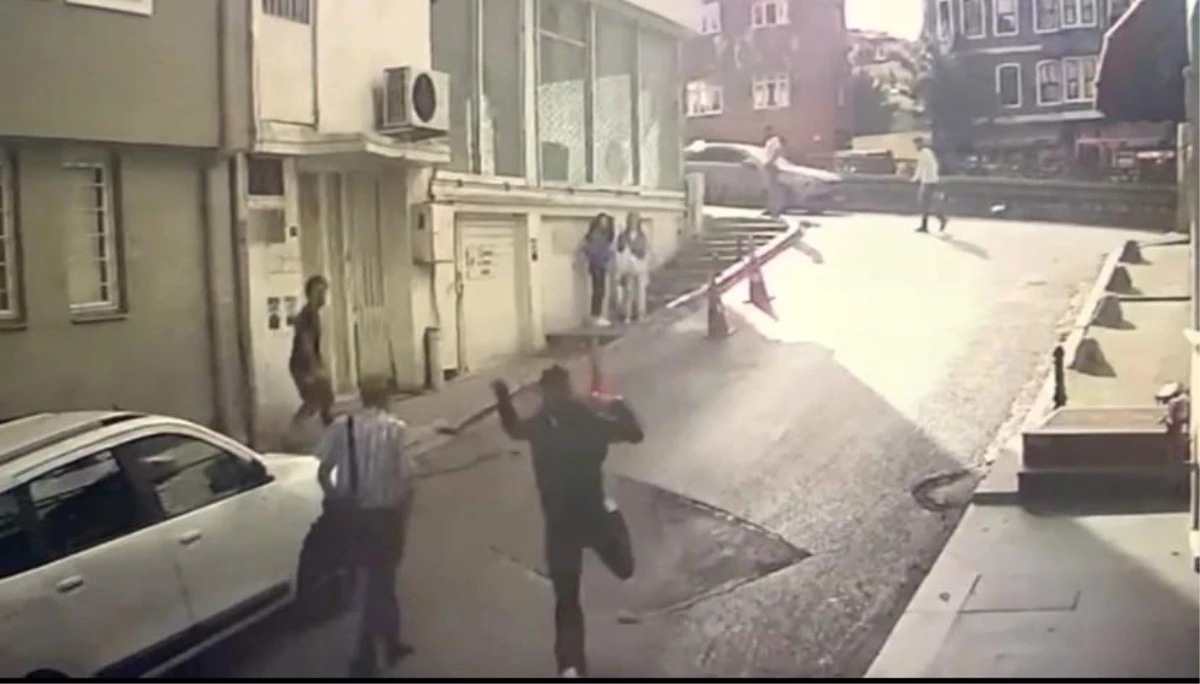 İstanbul\'da kadınları hedef alan kapkaççılar kamerada: Güven timleri çeteyi çökertti