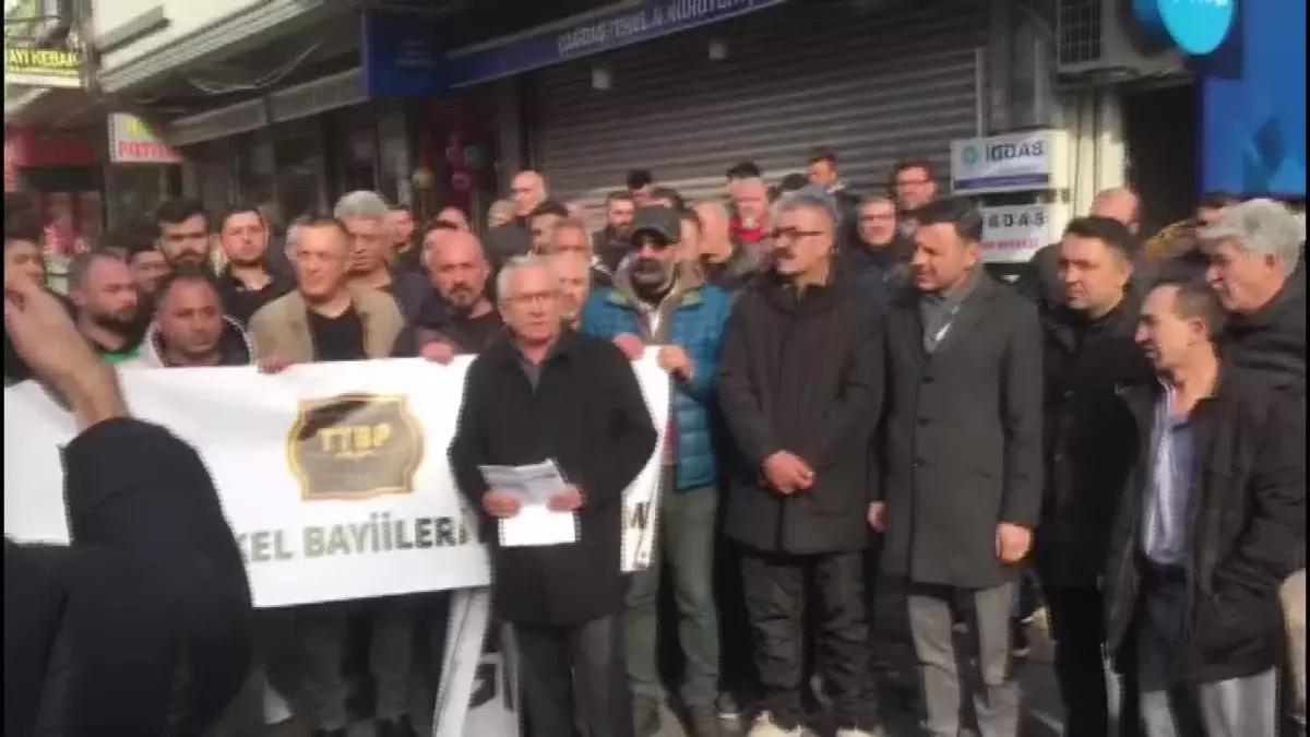 İstanbul\'da Tekel Bayisine Saldırı Protesto Edildi: "Esnafa Yönelik Saldırıların Önlenmesi İçin 22.00\'den Sonraki Alkol Satış Yasağı Kaldırılmalıdır"