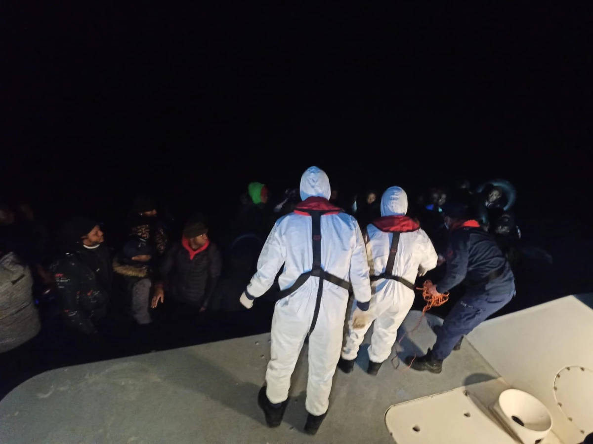 İzmir açıklarında itilen 114 düzensiz göçmen kurtarıldı