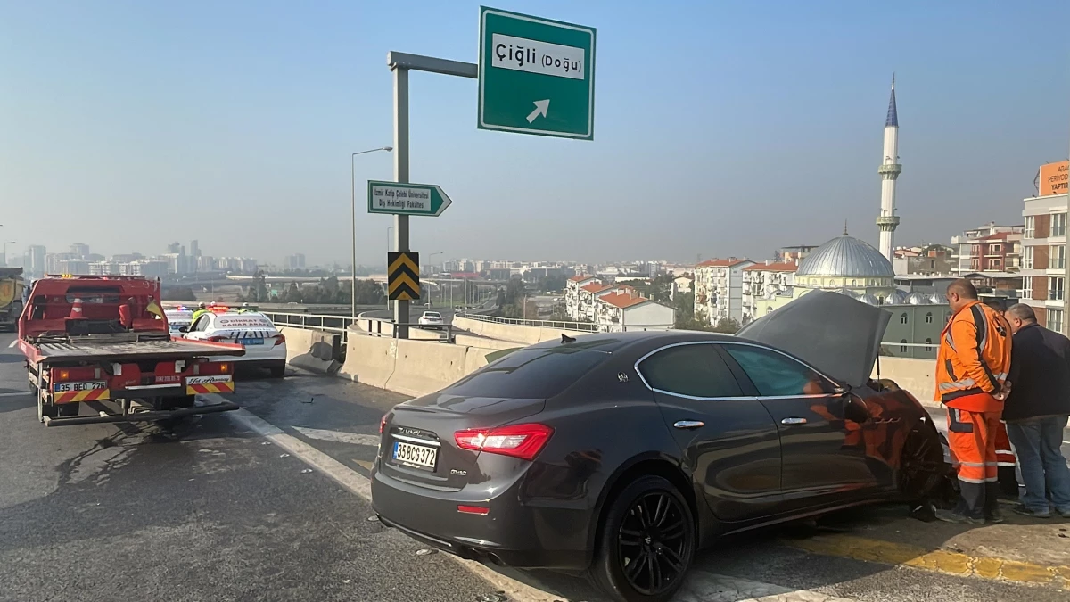 İzmir\'de otoyolda bariyere çarpan otomobildeki bir kişi öldü