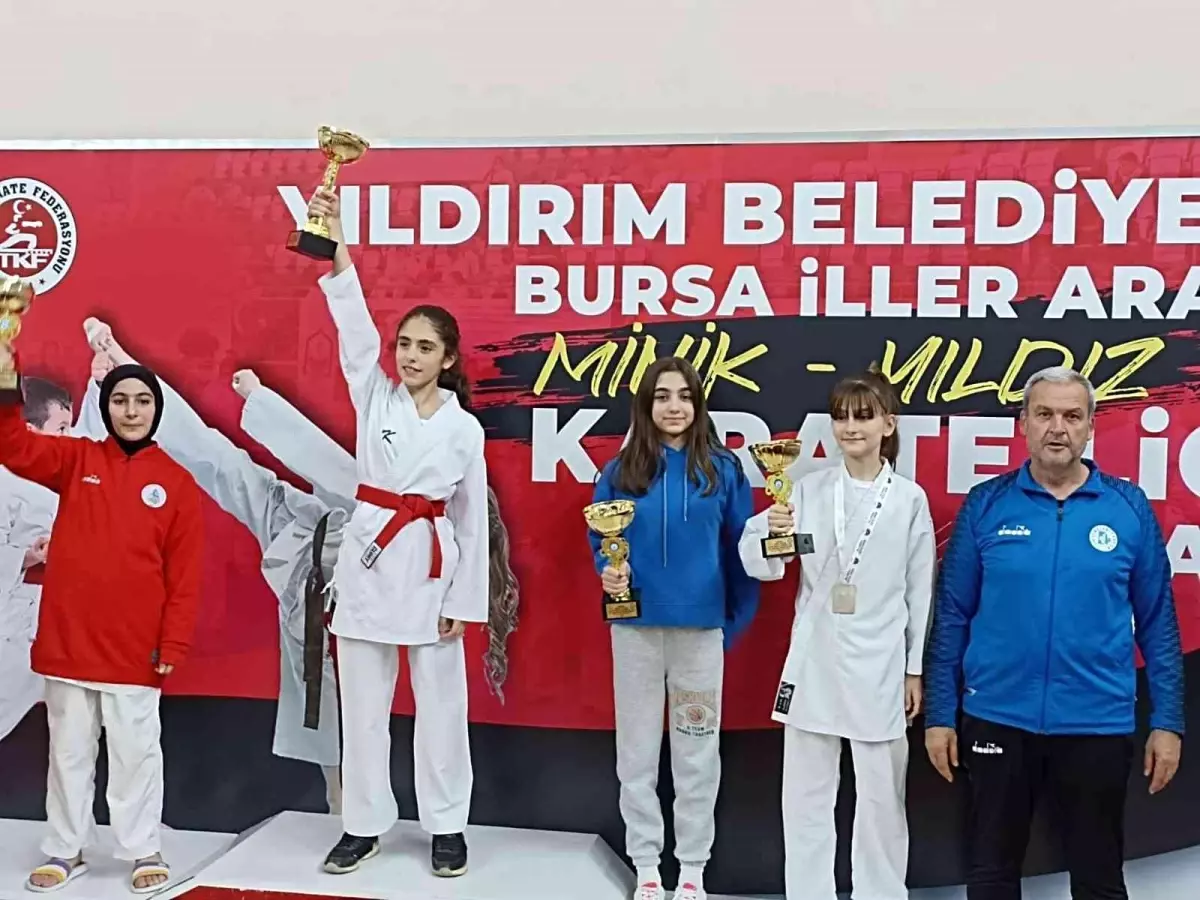 İzmit Belediyesporlu karateciler Bursa\'dan madalyalarla döndü