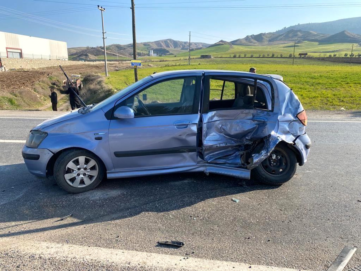 Adıyaman\'da kamyonet ile otomobilin çarpıştığı kazada 7 kişi yaralandı