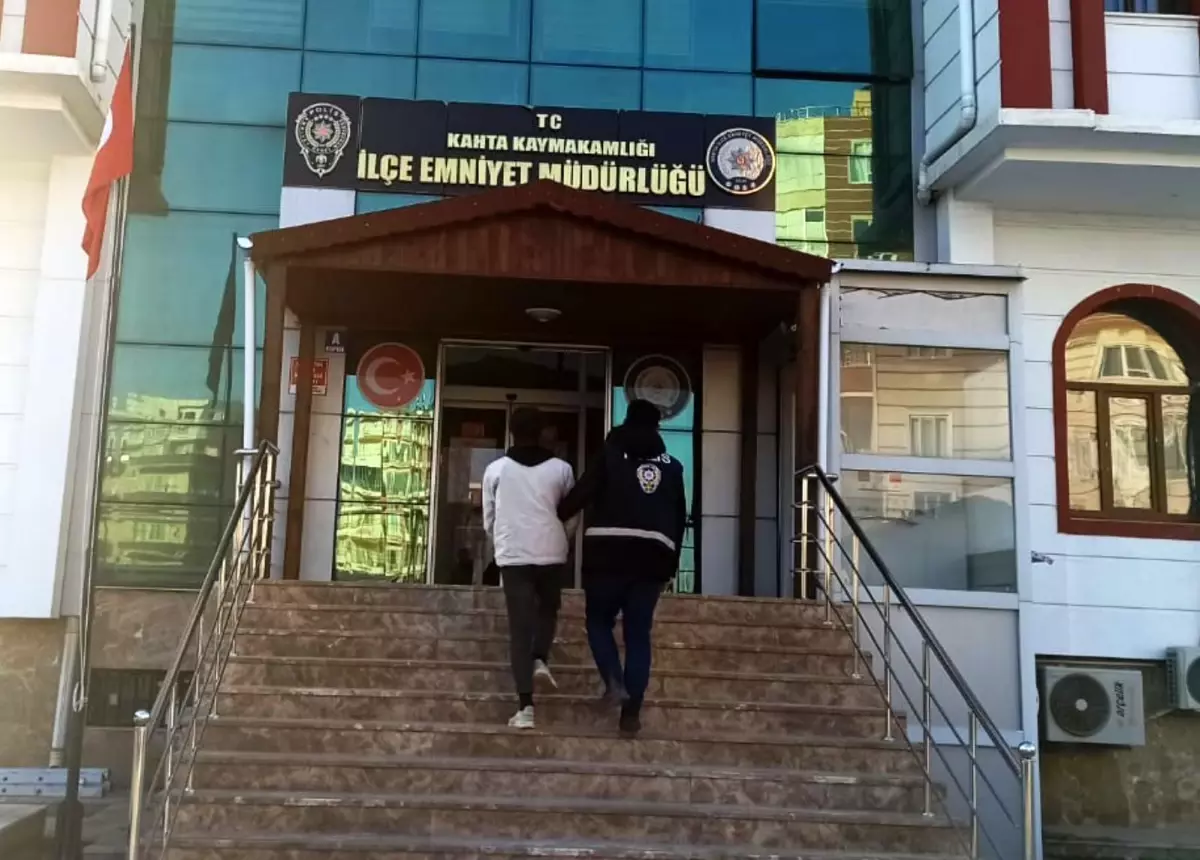 Kayıt cihazı çalan hırsız güvenlik kamerasına yakalandı