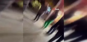 Küçükçekmece'de yol ortasında iki grup arasında çıkan kavga kamerada