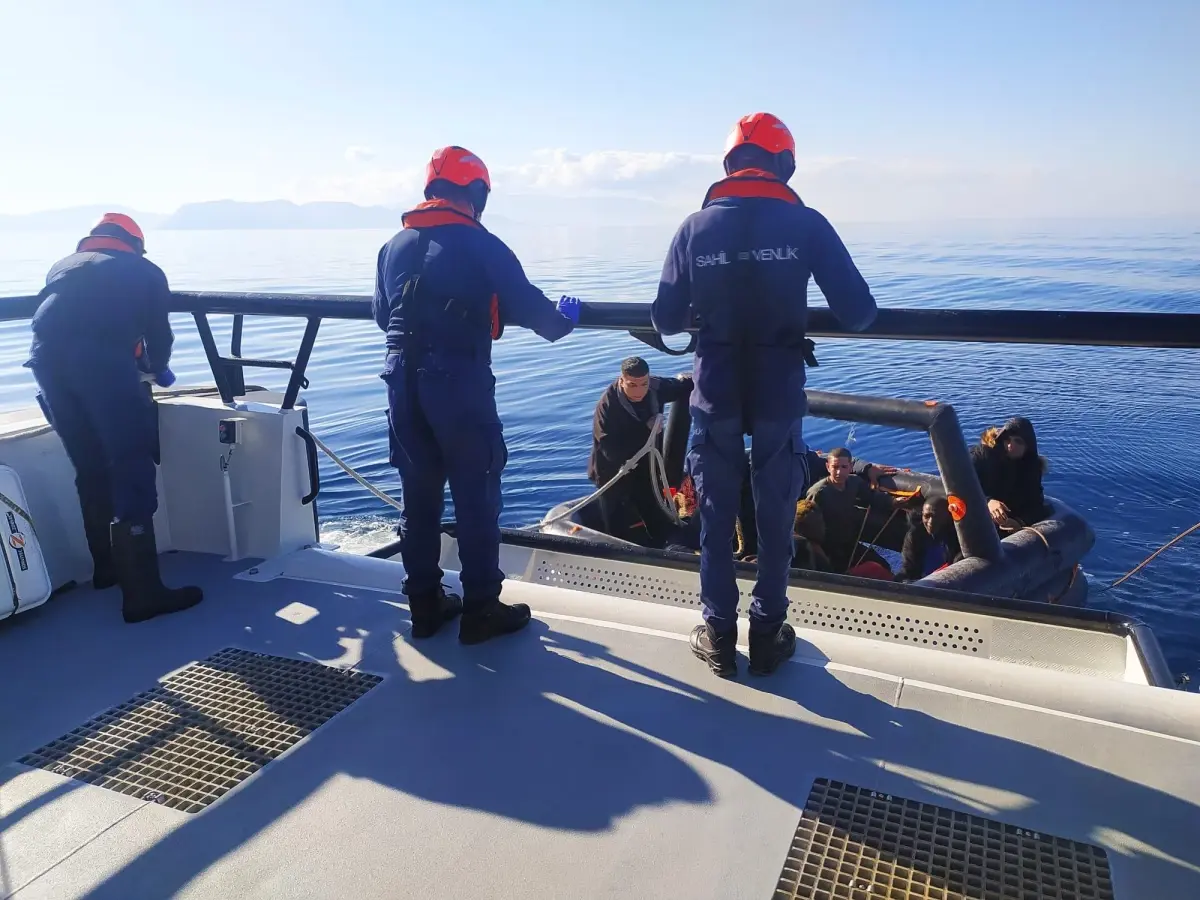 Kuşadası açıklarında 59 düzensiz göçmen kurtarıldı