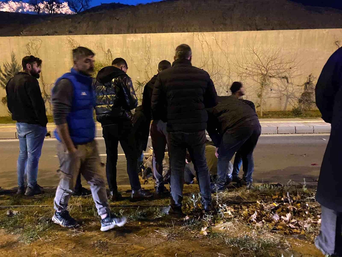 Mardin\'de hafif ticari araç ile motosiklet çarpıştı: 1 ağır yaralı