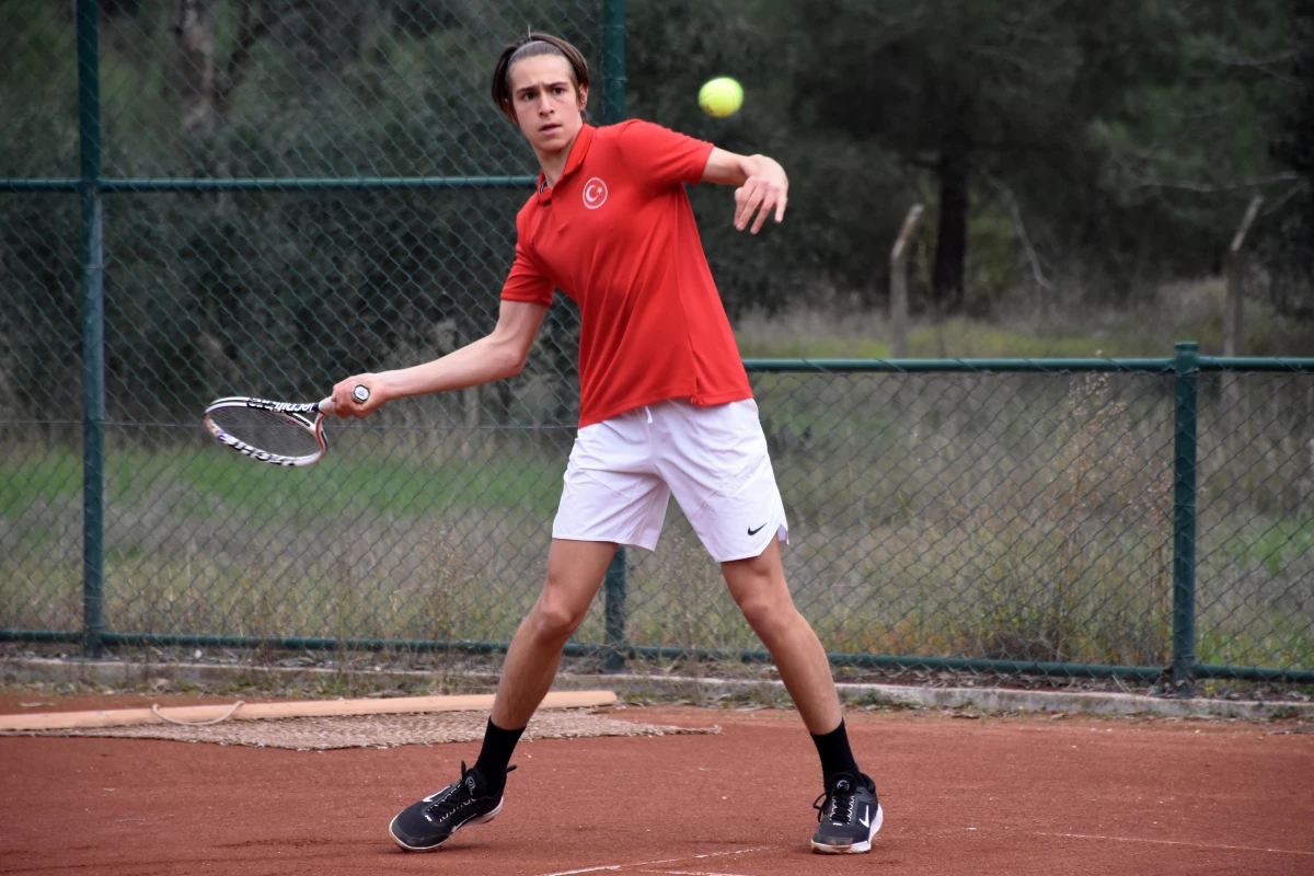 Milli takımın 16 yaşındaki tenisçisi, şampiyonalarda raket sallamayı hedefliyor