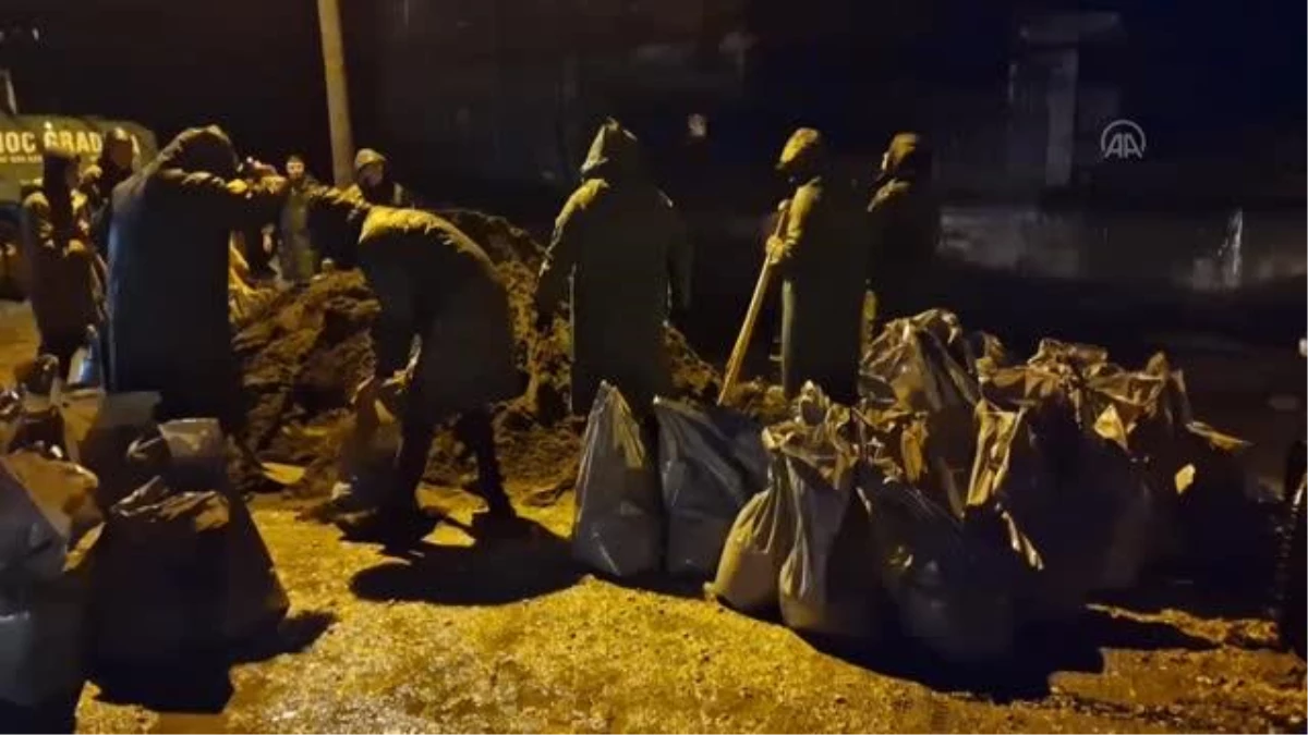 NOVİ PAZAR - Sırbistan\'da yeni yağış dalgasına kum torbalarıyla tedbir alındı