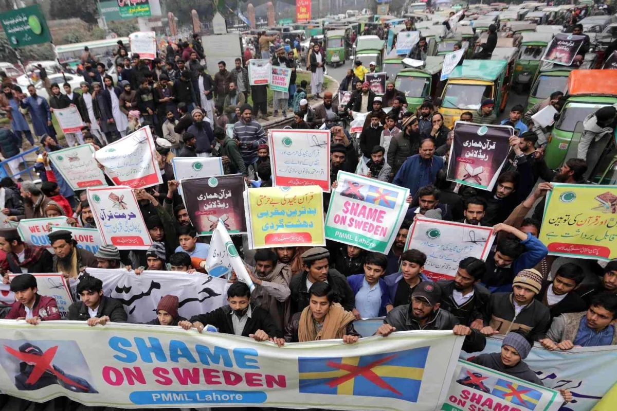 Pakistan\'da yüzlerce kişi İsveç\'te Kur\'an-ı Kerim yakılmasını protesto etti