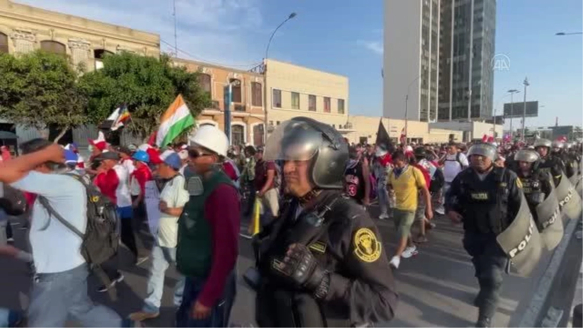 Peru\'da hükümeti protesto eden göstericiler güvenlik güçleriyle çatıştı