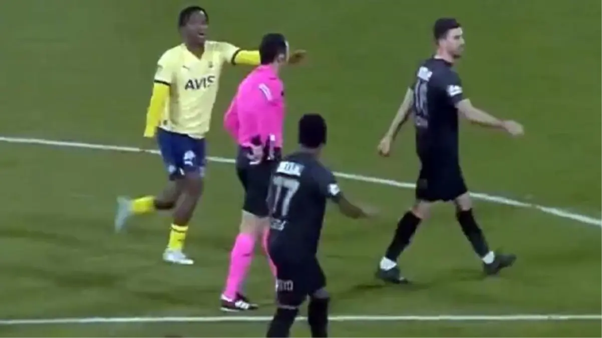 Rakibe kırmızı kart göstermeye yeltenen hakeme Batshuayi\'den ağızları açık bırakan hareket