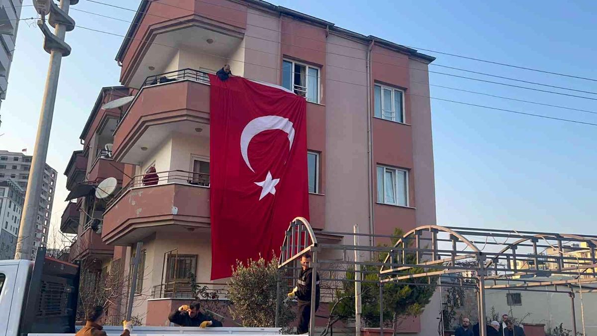 Şehit ateşi Hatay'a düştü, baba evine Türk bayrakları asıldı