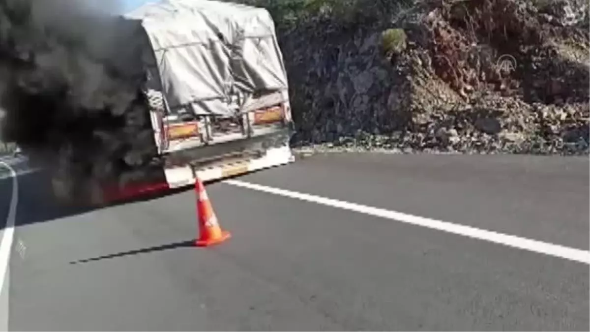 Tomruk yüklü tırda çıkan yangın söndürüldü