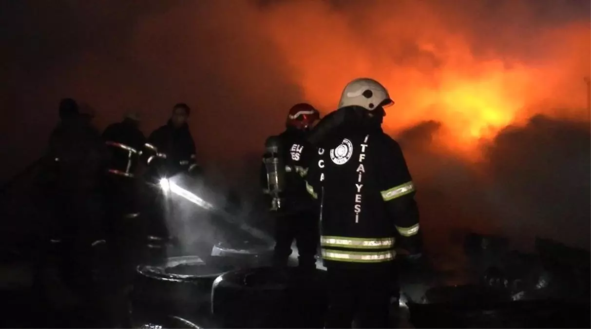 Açık alanda depolanan lastikler alev alev yandı