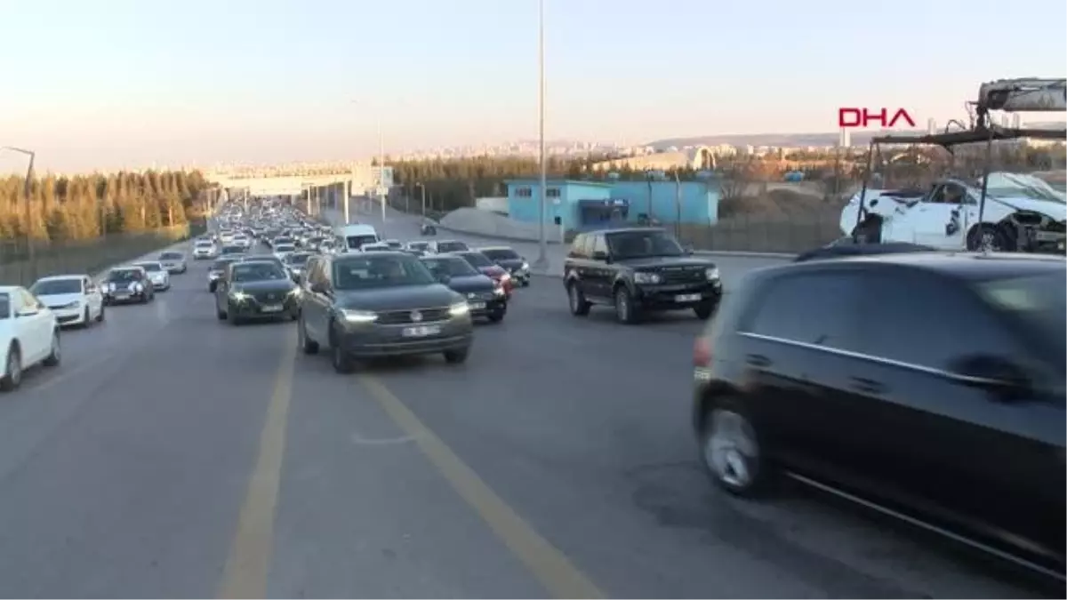 ANKARA\'DA KONTROLDEN ÇIKAN OTOMOBİL, KARŞI YOLA UÇTU 3 YARALI