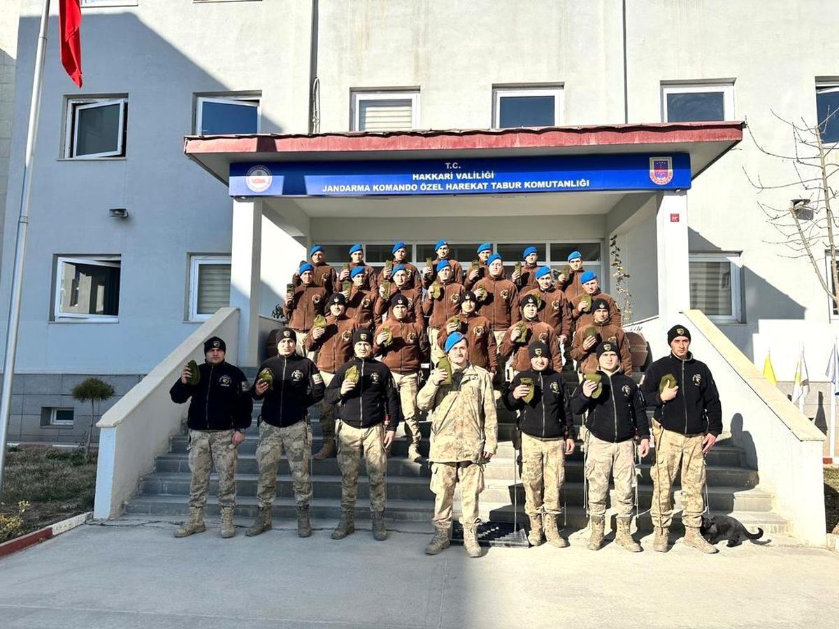 Annelerin el örmesi çorapları Mehmetçik\'e ulaştırıldı