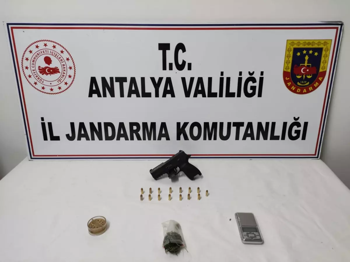 Antalya\'da villaya düzenlenen uyuşturucu operasyonunda 2 tutuklama