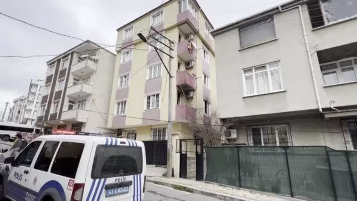 Apartmanda çıkan yangında 2 kişi dumandan etkilendi