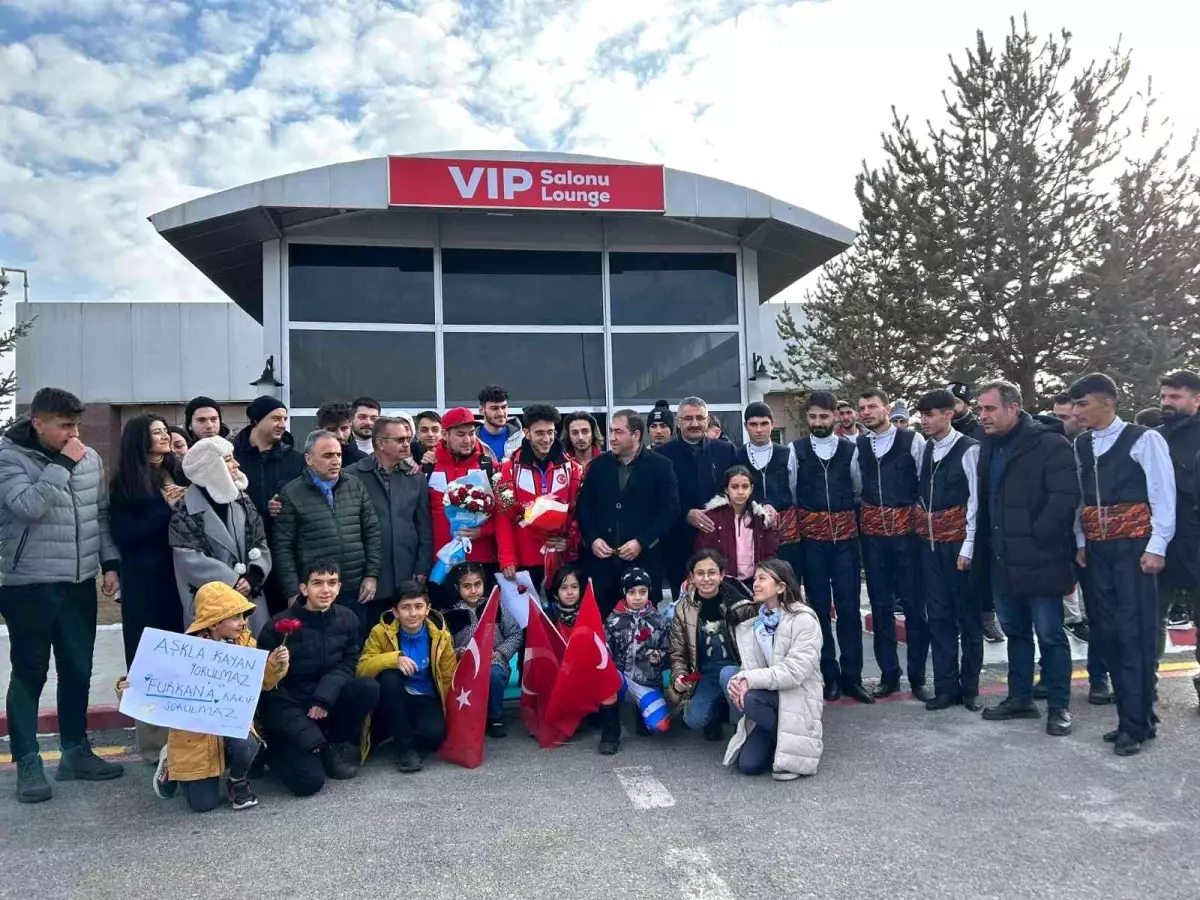 Avrupa 3.\'sü Furkan Akar, memleketinde kutlamalarla karşılandı