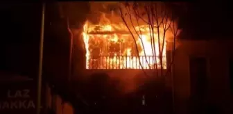 Beyoğlu'nda 4 katlı ahşap bina alev alev yandı, dumandan zehirlenen bir kedi öldü