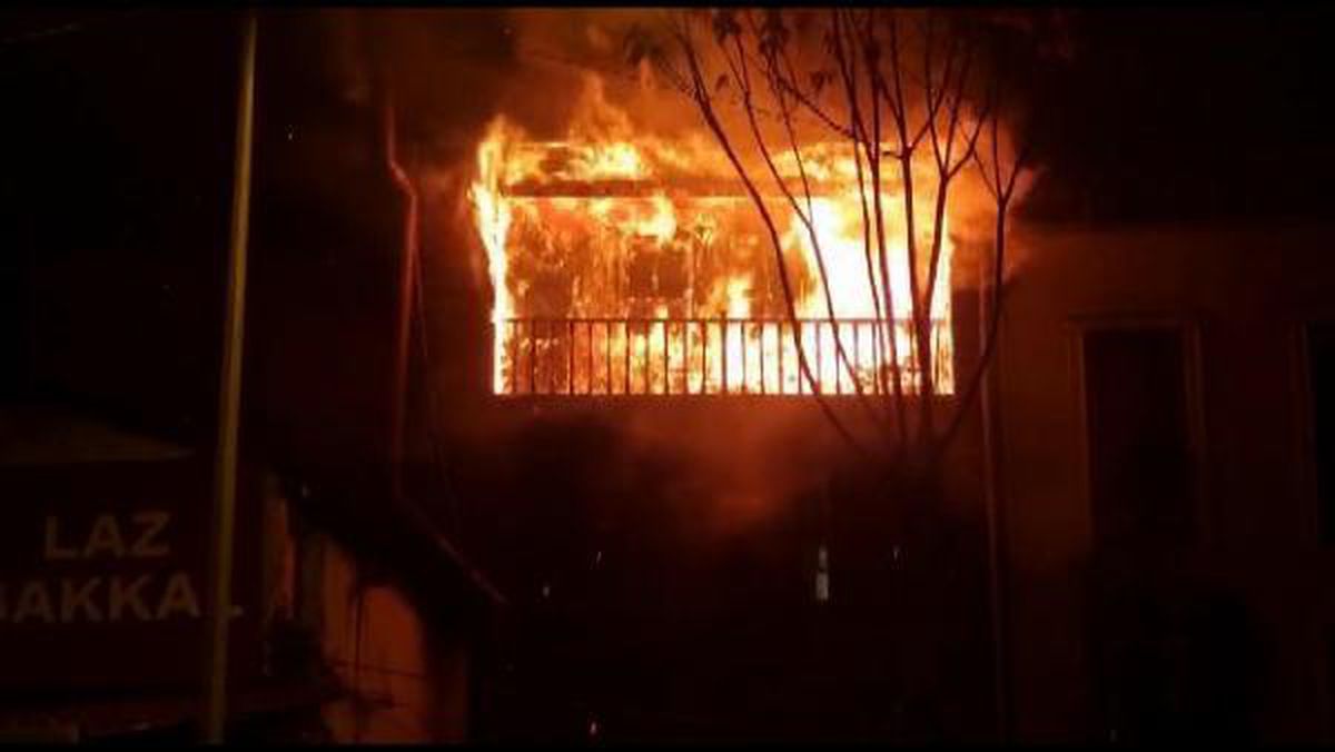 Beyoğlu'nda 4 katlı ahşap bina alev alev yandı, dumandan zehirlenen bir kedi öldü