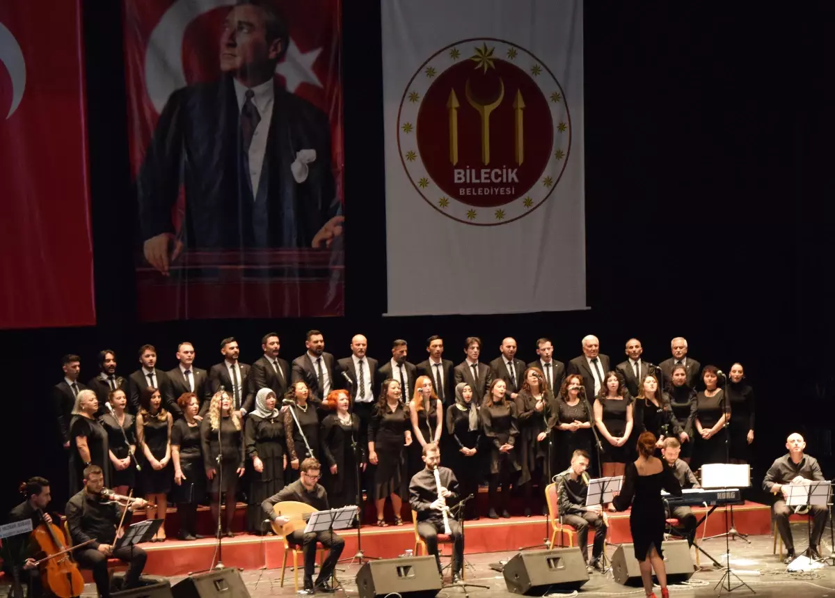 Bilecik\'te farklı yaş ve meslek gruplarından oluşan koro ilk konserini verdi