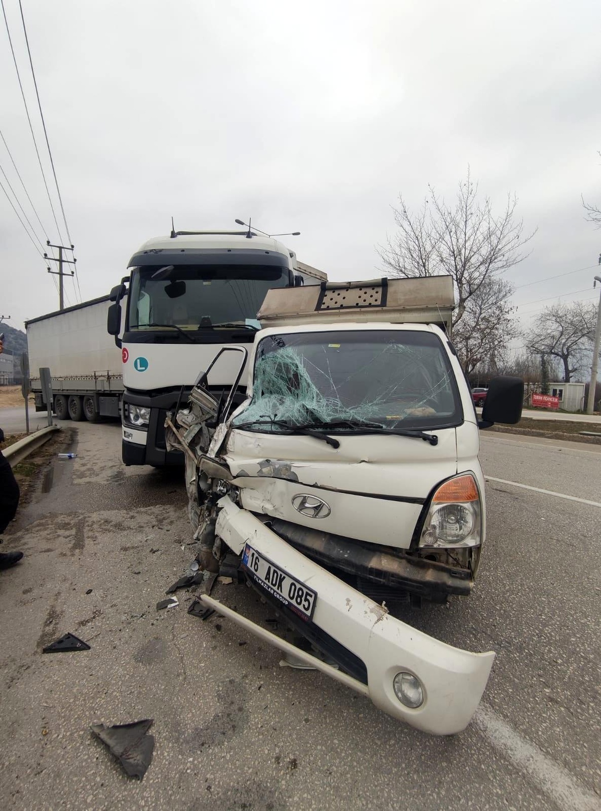 Bursa\'da TIR ile kamyonet çarpıştı, sıkışan yolcuyu itfaiye kurtardı