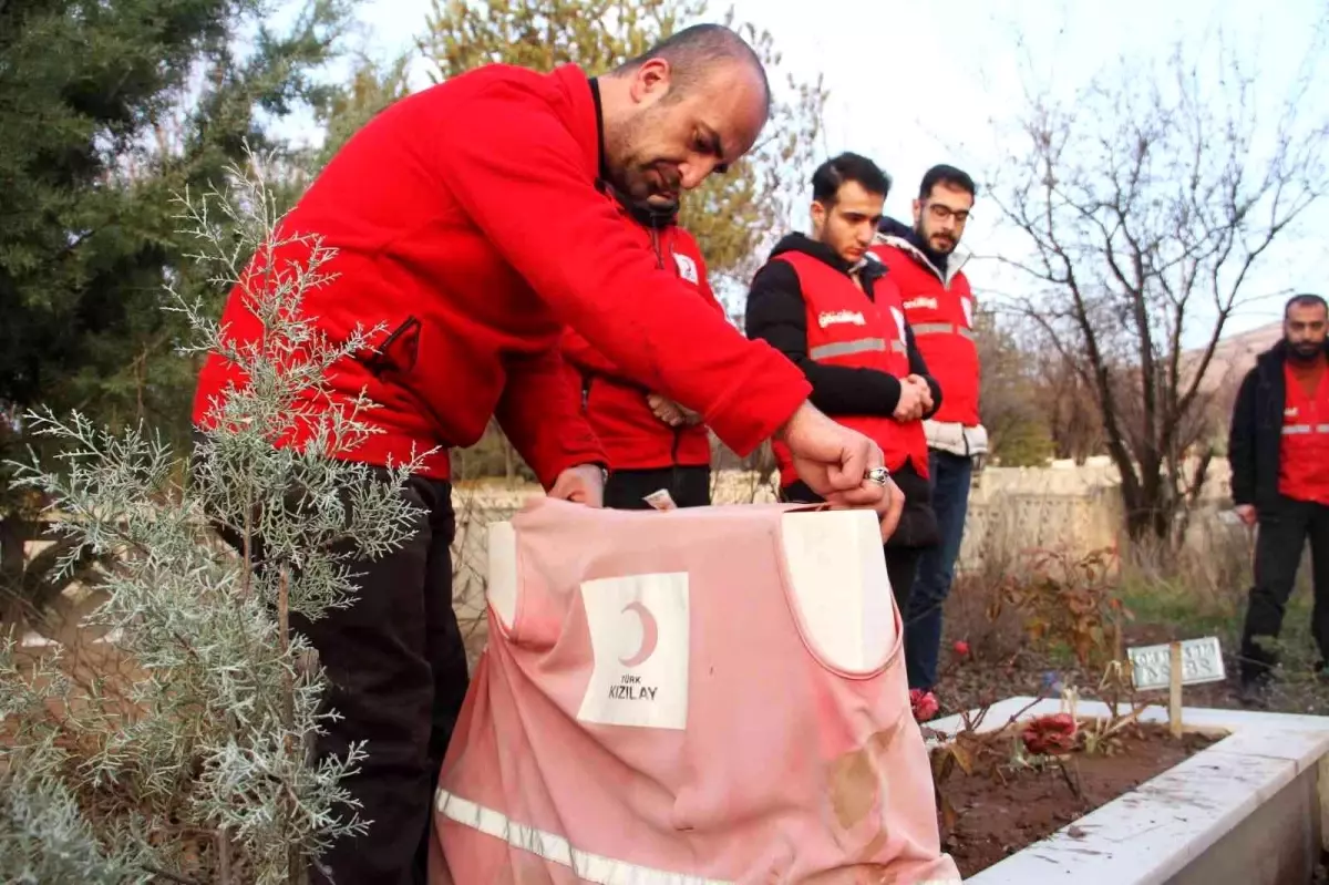 Depremde doğan ve depremde hayatını kaybeden Miraç\'ın kabri başındaki detay yürek burktu