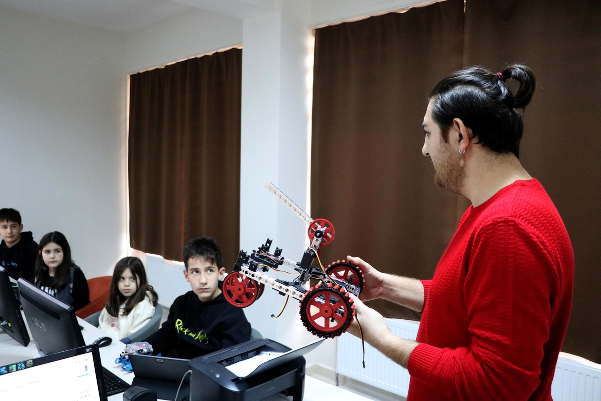 Edirne\'de "kış okuluna" giden öğrenciler kod yazılımı öğreniyor, robot yapıyor
