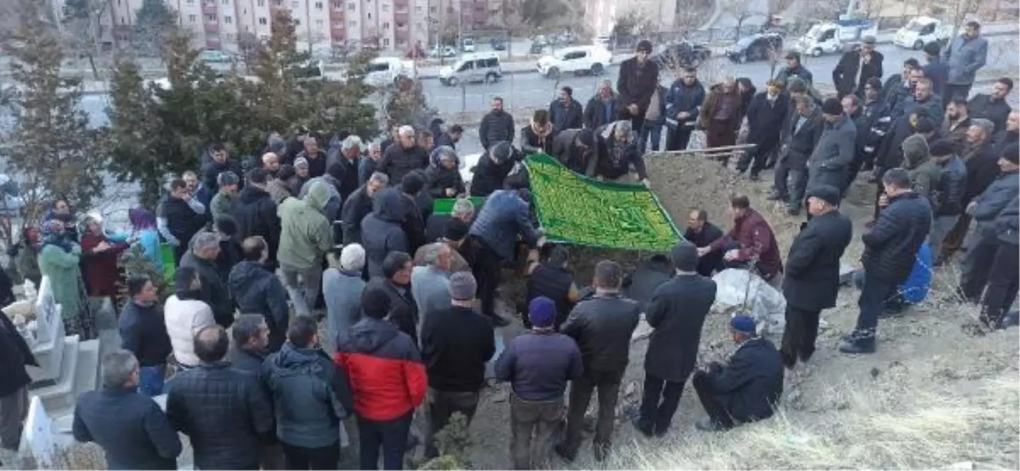 Hakkari\'de boğazı kesilmiş halde bulunan kadın toprağa verildi