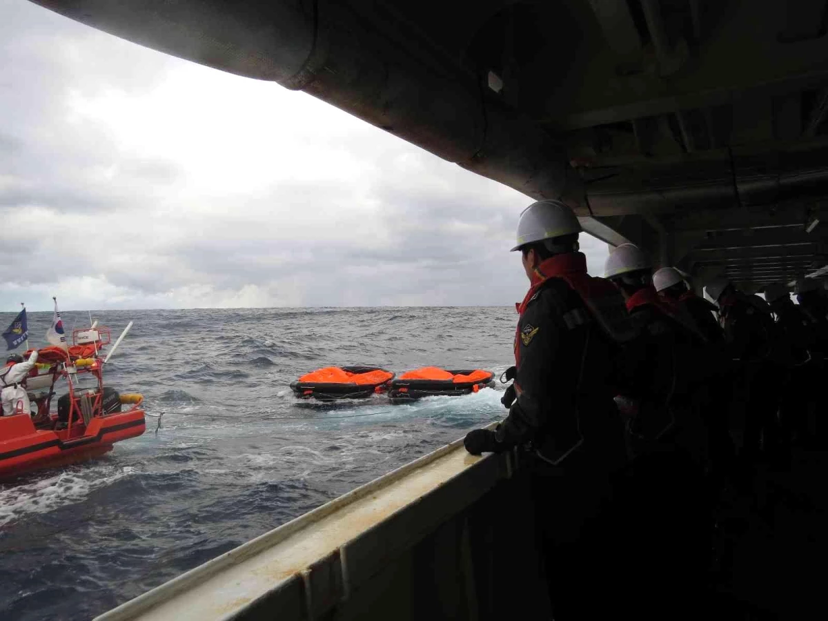 Japonya açıklarında kargo gemisi battı: 13 kişi kurtarıldı, 9 kişi kayıp