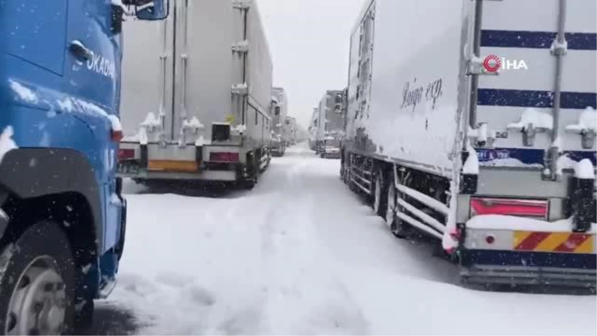 Japonya\'da kar esareti: Yüzlerce araç yollarda mahsur kaldıEn az 397 uçuş iptal oldu