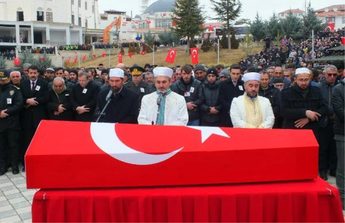 Şehit Sözleşmeli Ulaştırma Er Ali Arslan için cenaze töreni düzenlendi (2)