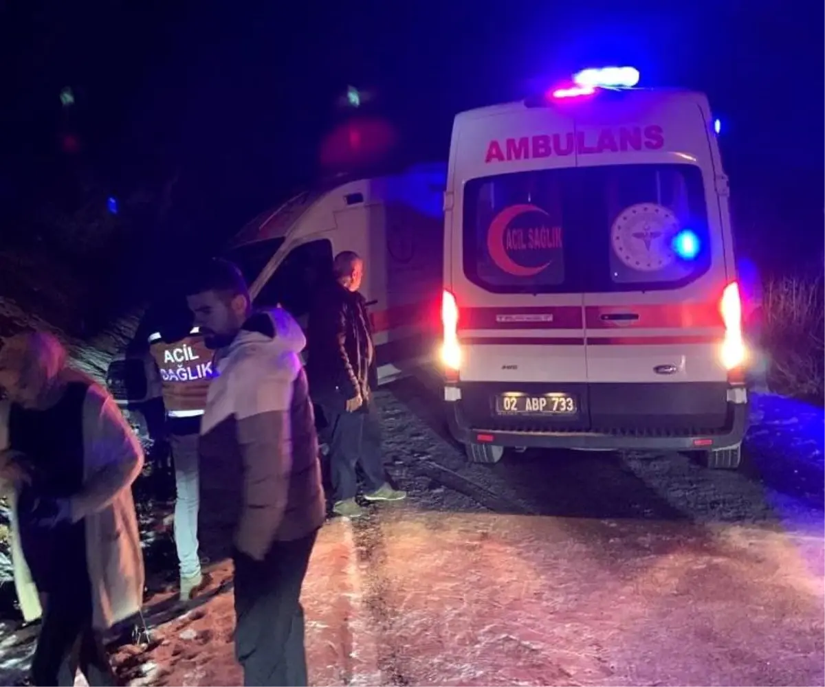 Kaza yerine giden iki ambulans buzlanma nedeniyle yoldan çıktı