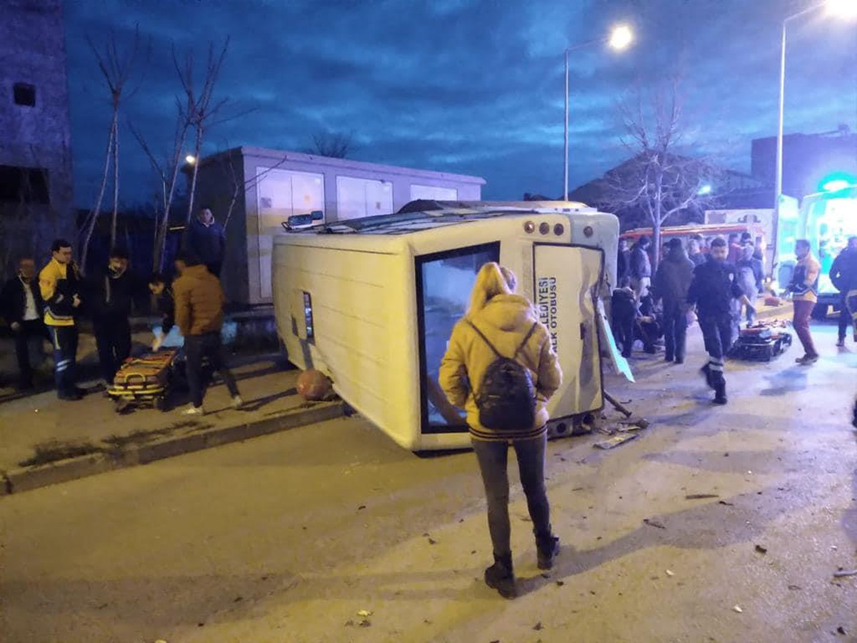Kırklareli\'nde midibüs ile otomobilin çarpışması sonucu 7 kişi yaralandı