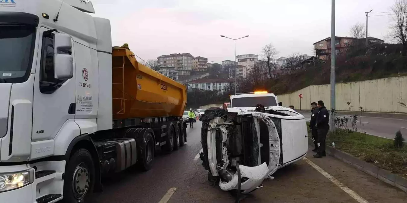 Kontrolden çıkan otomobil karşı şeride geçerek devrildi