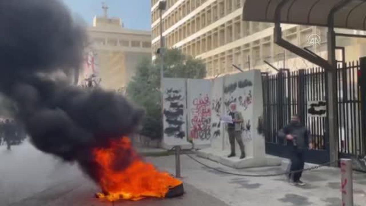 Lübnan'da hesaplarındaki paraları çekemeyen mudiler Merkez Bankasını protesto etti