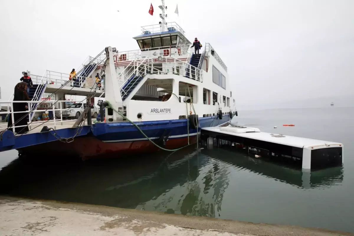 Malatya\'da belediye otobüsü baraj gölüne uçtu: 3 yaralı