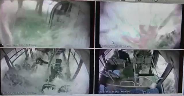 Malatya'da halk otobüsü, baraj gölüne devrildi: 4 yaralı (3)