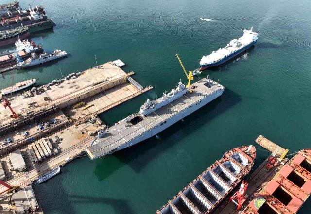 Mavi Vatan'ı koruyacak olan Türkiye'nin ilk uçak gemisi böyle görüntülendi