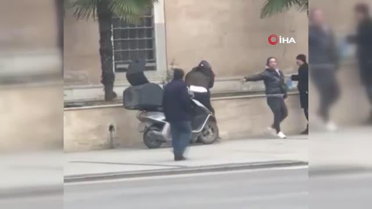 Motokurye ile vatandaşın tekme tokat kavgası kamerada