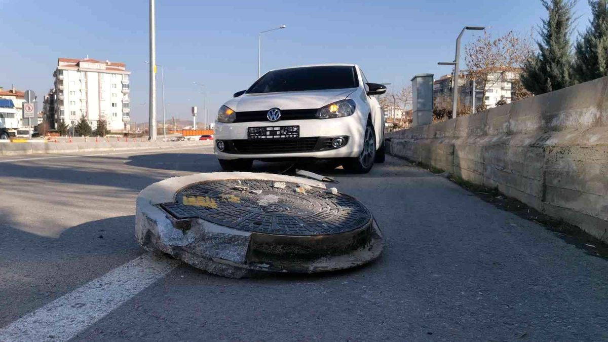 Otomobil refüjdeki rögar kapağına çarptı: 1 yaralı