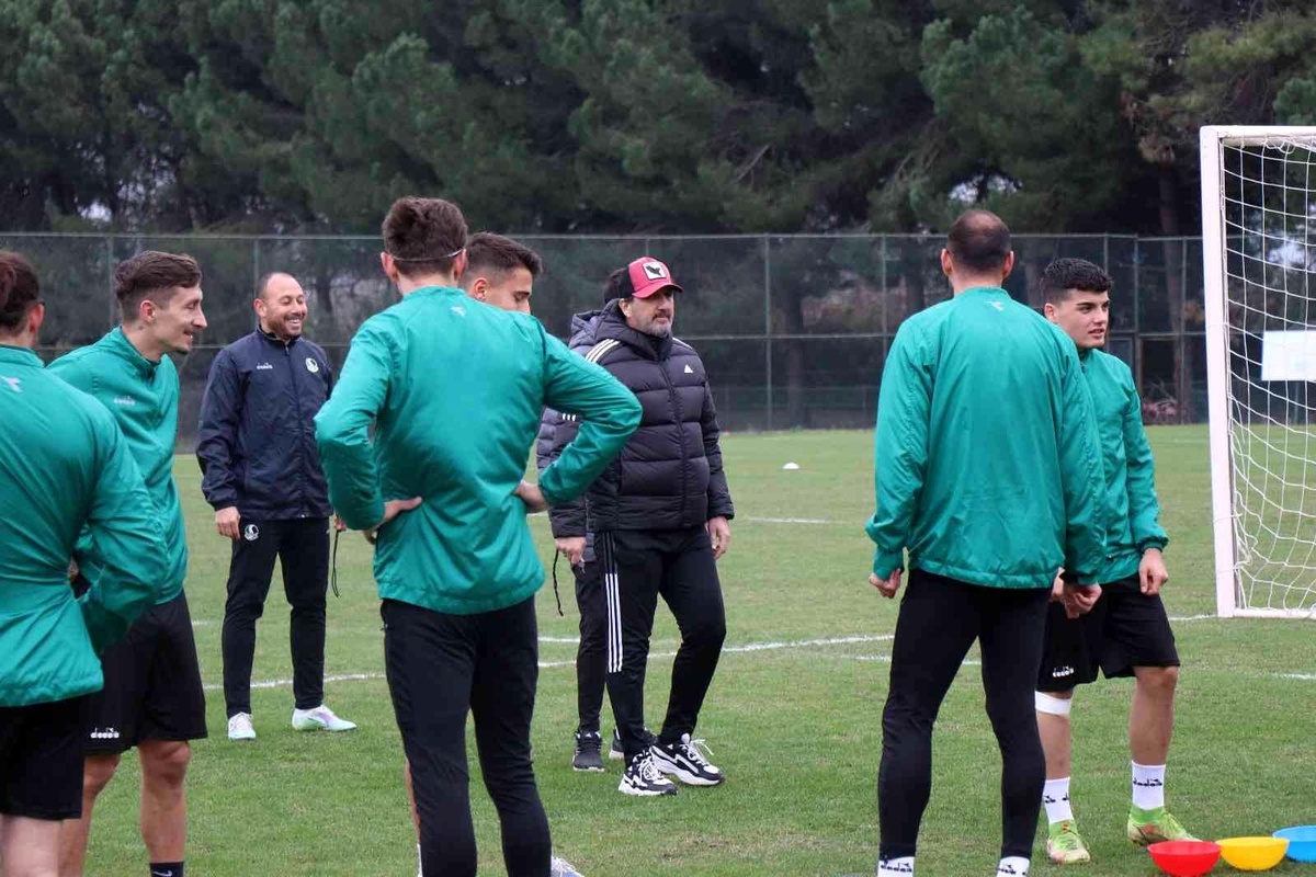 Sakaryaspor, Tuzlaspor mesaisine yeni teknik direktörüyle devam etti