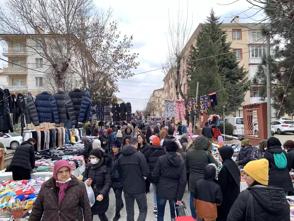 Semt pazarı tıklım tıklım