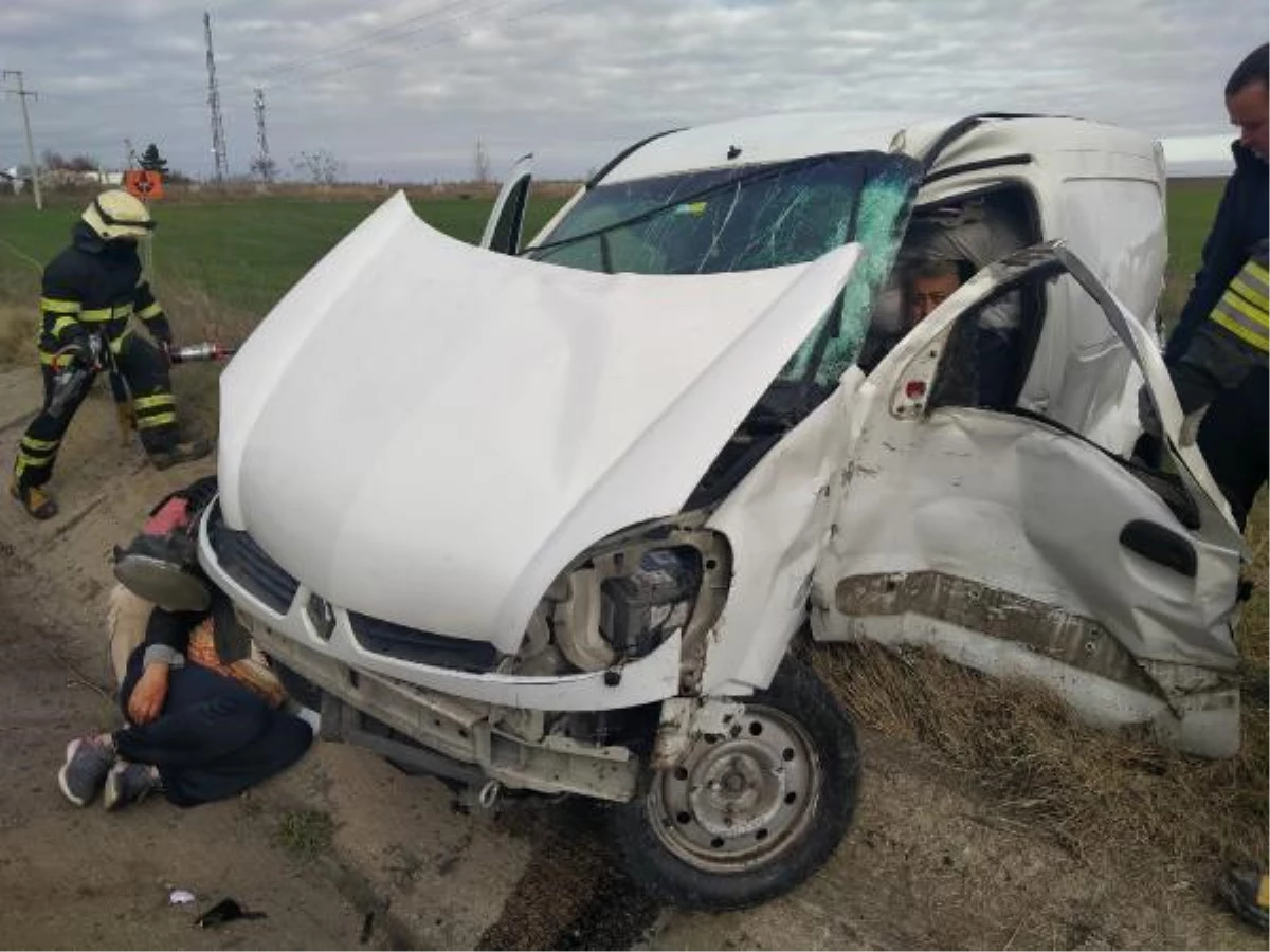 Tekirdağ\'da hafif ticari araç ve kamyonet çarpıştı: 4 yaralı