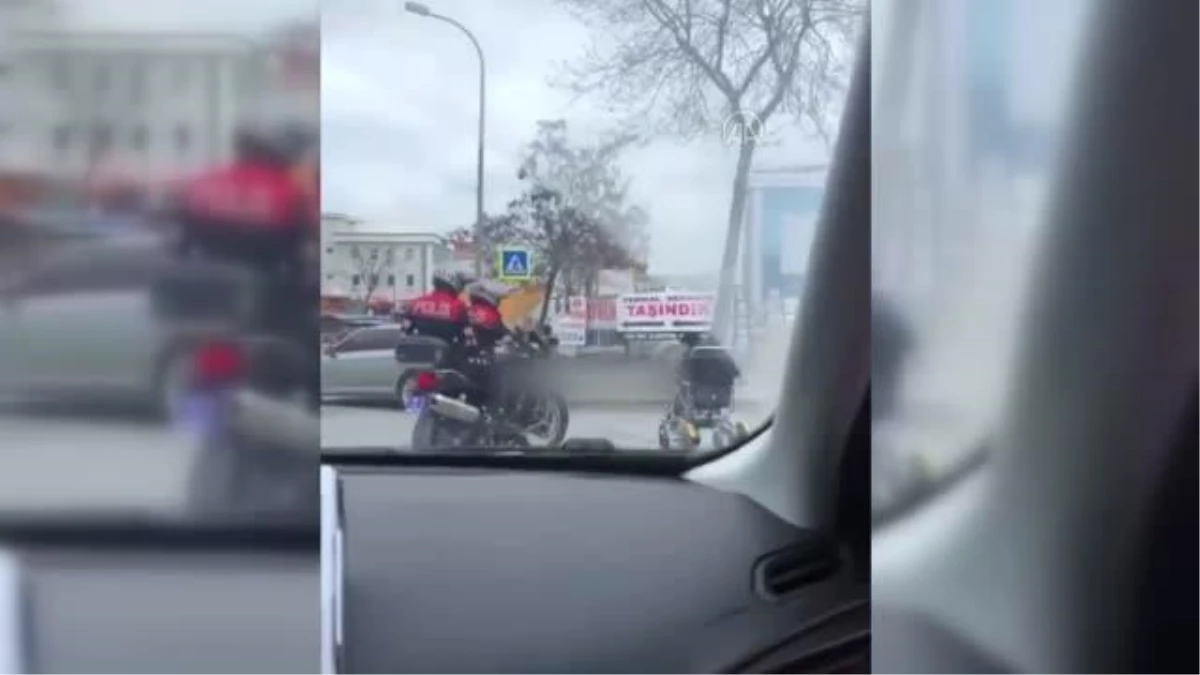 Yunus polisleri, tekerlekli sandalyedeki vatandaşın yolun karşısına geçmesine yardımcı oldu