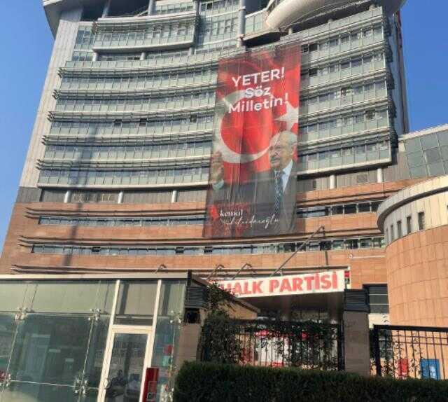 6'lı masa aday için toplanırken, CHP merkezine asılan afiş dikkat çekti! Herkes 'Aday Kılıçdaroğlu mu?' diye soruyor