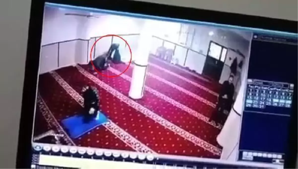 Aynı camide bir gün arayla namaz kılanların telefonlarının çalınması kamerada